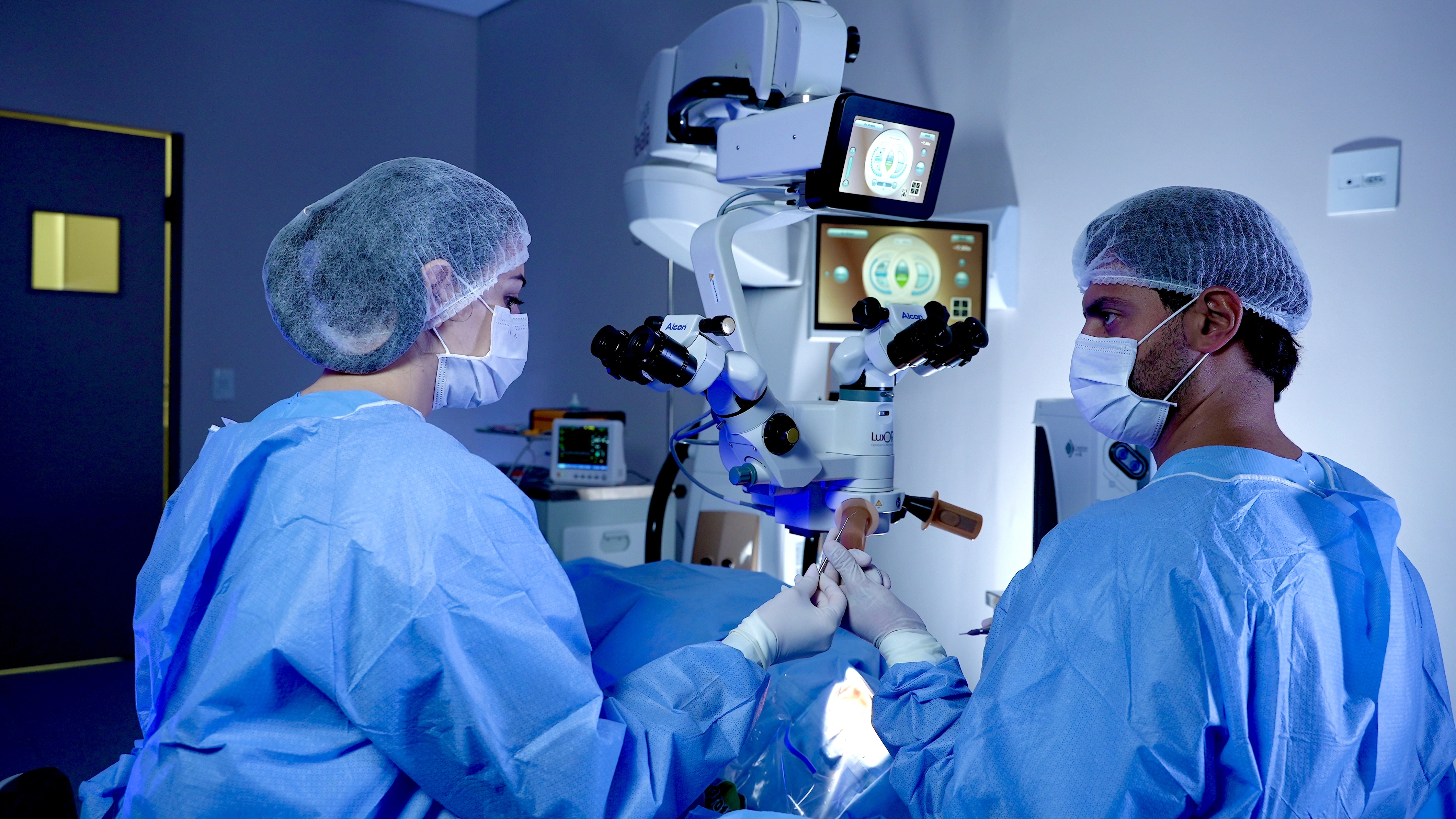 equipe de médicos realizando um exame oftalmológico